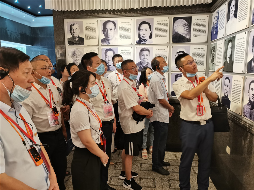 學(xué)員們在北山革命烈士陵園認真聽老師講黨史故事。_副本.jpg