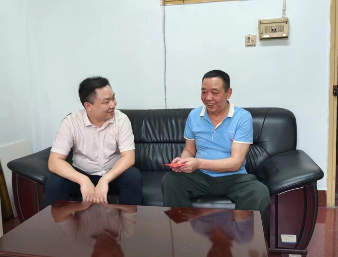 第17張：集團黨委委員、紀委書記肖崢慰問城發(fā)交運集團困難黨員楊國生.jpg