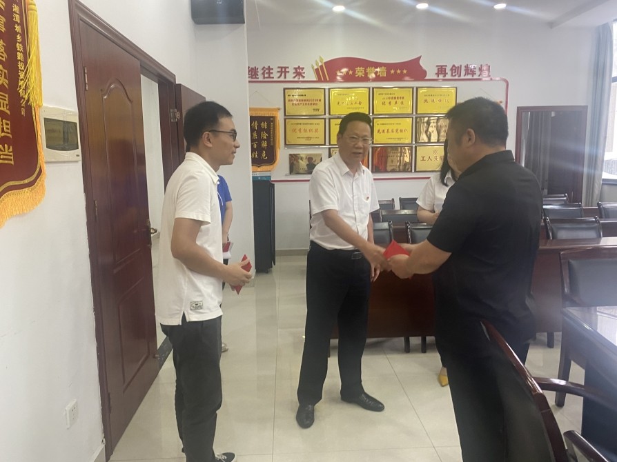 第7張：集團黨委委員、副總經(jīng)理王文明慰問城發(fā)城建集團困難黨員劉勇.jpg