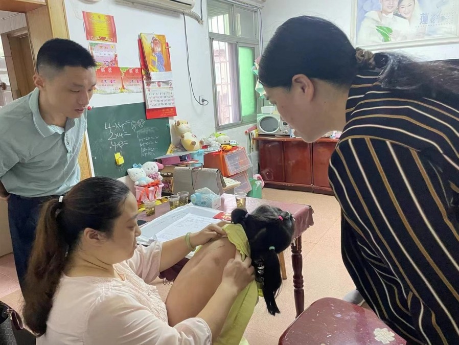 第3張：市國資委黨委委員、市紀委監(jiān)委駐市國資委紀檢監(jiān)察組組長李眾慰問城發(fā)交運集團困難黨員潘晴.jpg