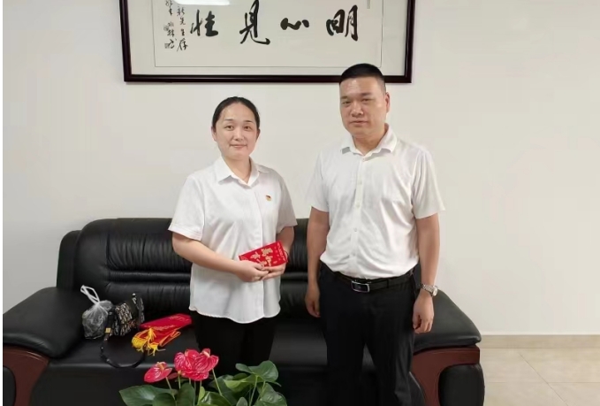 第14張：集團黨委委員、副總經(jīng)理黃立新慰問城發(fā)交運集團困難黨員張岱.jpg