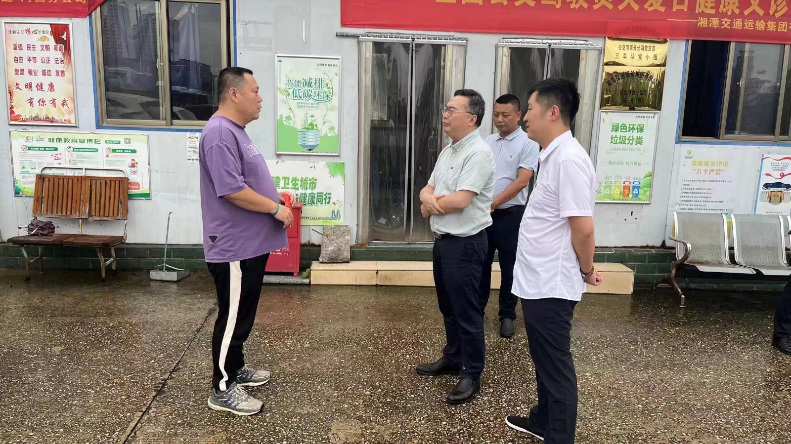 第6張：集團黨委副書記、工會主席梁真慰問城發(fā)交運集團困難黨員易賽峰.jpg