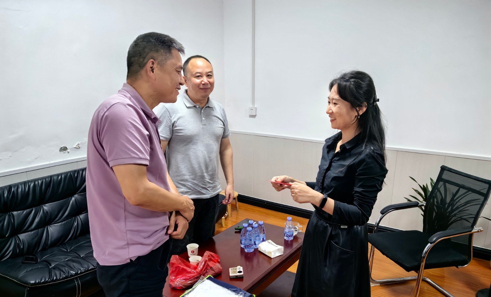 第15張：l集團黨委委員、副總經(jīng)理王湘雷慰問城發(fā)紅旅集團困難黨員戴靈芝.jpg