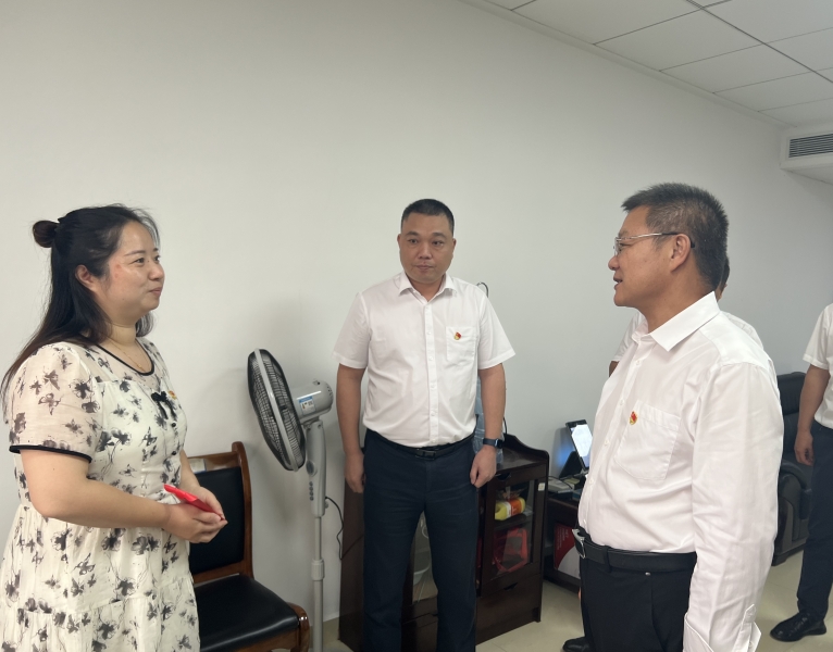 第4張：集團黨委書記、董事長周俊文慰問城發(fā)科技集團困難黨員彭煒麗.jpg