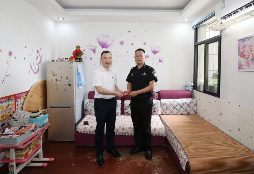 第8張：集團黨委委員、副總經(jīng)理胡繼軍慰問城發(fā)湘盾集團困難黨員戴力強.jpg