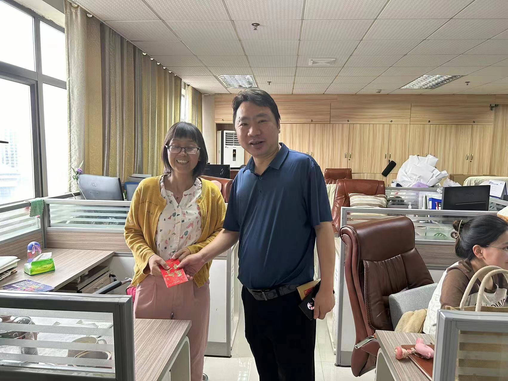 第13張：集團黨委委員、副總經(jīng)理馬禮慰問設(shè)計集團困難黨員李強.jpg
