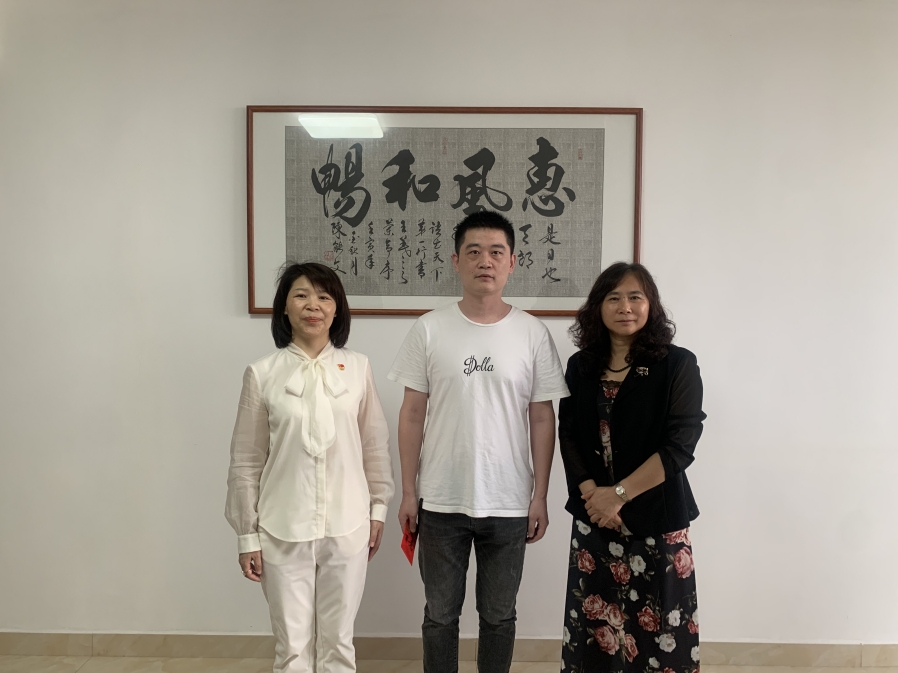 第9張：集團黨委委員、副總經(jīng)理孫桂英慰問城發(fā)物業(yè)集團困難黨員劉文.jpg